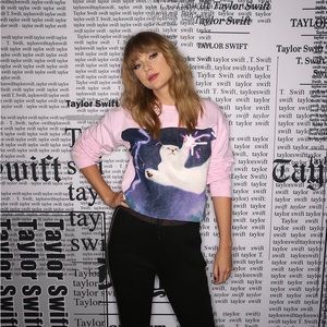 OFFICIAL Taylor Swift Pink Olivia Cropped Crewneck Sweatshirt *RARE*